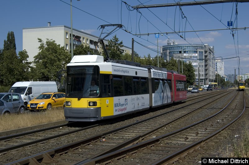 Bild: 1072 als Linie M5 kurz vor der Haltestelle S Landsberger Allee.