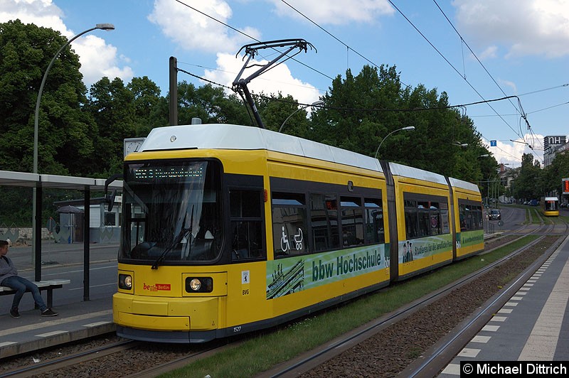 Bild: 1527 als Linie M8 an der Haltestelle Platz der Vereinten Nationen.