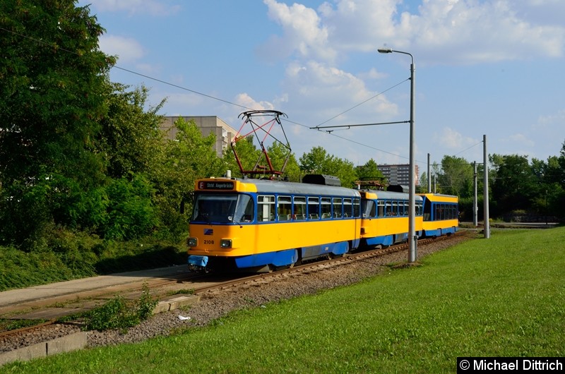 Bild: 2108 + 2157 + 914 als Linie 8 an der Haltestelle Grünau-Nord.