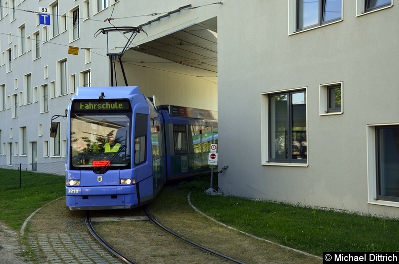 Bild: 2210 als Fahrschule bei der Durchfahrt in der Hochschule München.