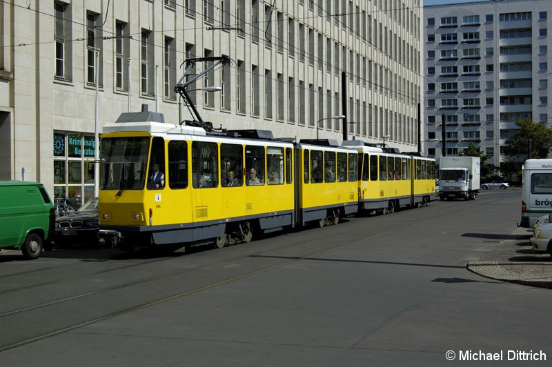 Bild: 7005 als Linie M4 in der Bernhard-Weiß-Str. (vormals ohne Namen).
