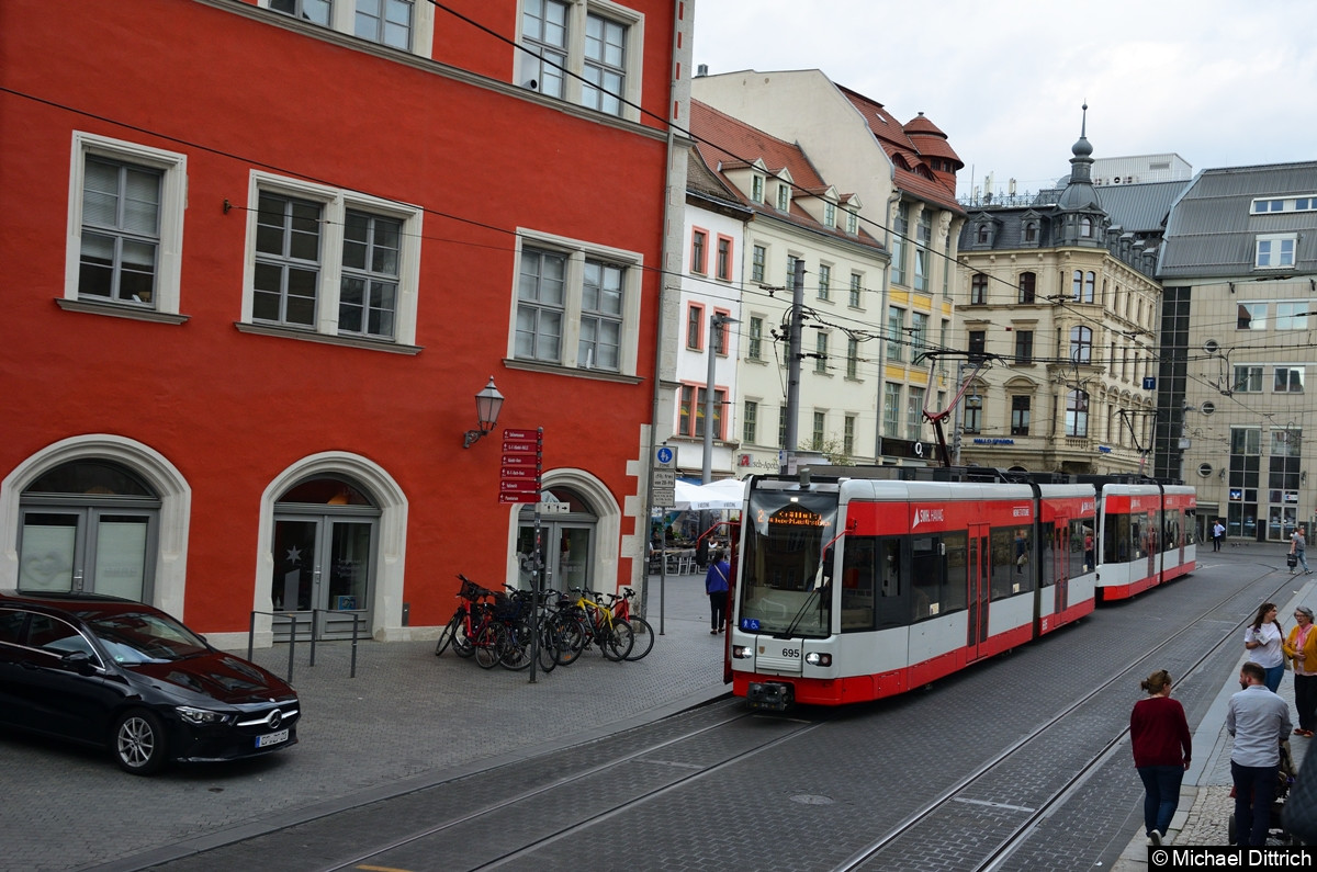 Bild: 695 + 696 als Linie 2 an der Haltestelle Marktplatz.
