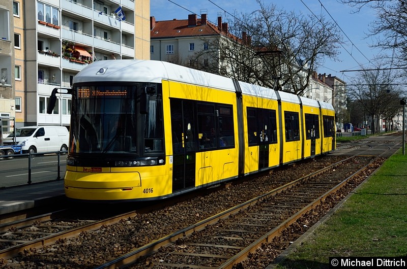 Bild: 4016 als Linie M10 an der Haltestelle Arnswalder Platz.