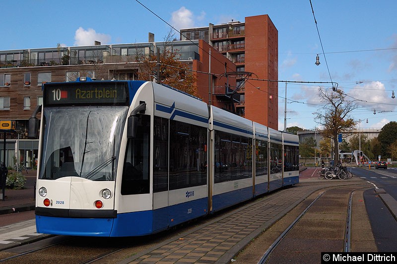 Bild: Combino 2028 als Linie 10 an der Haltestelle Van Hallstraat.