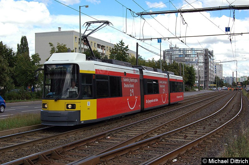 Bild: 1051 als Linie M5 kurz vor der Haltestelle S Landsberger Allee.