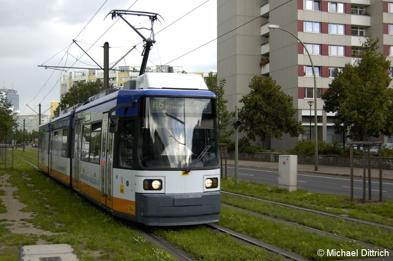 Bild: 1084 als Linie M6 vor der Haltestelle Platz der Vereinten Nationen.