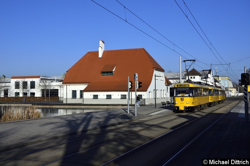 Bild: 224 267 und zwei weitere Wagen als Linie 20 an der Haltestelle Messe.