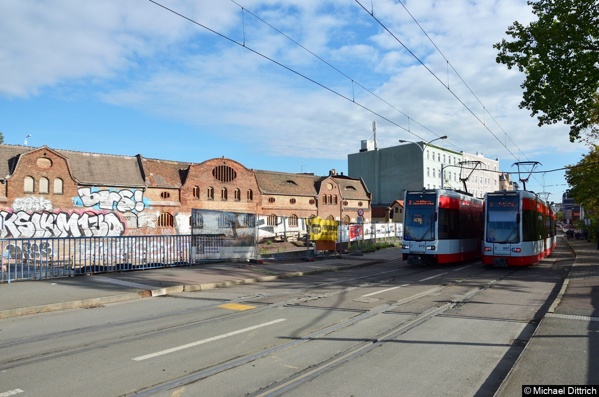 Bild: An der Haltestelle Mansfelder Str. treffen sich die Traktionen 670 + 669 (Linie 2) und 698 + 697 (ebenfalls als Linie 2).