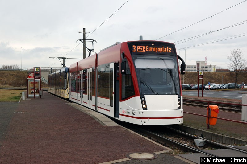 Bild: Combino 722 und 644 als Linie 3 an der Haltestelle Urbicher Kreuz.