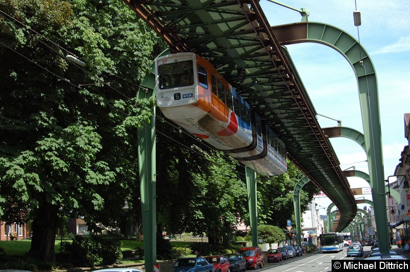 Bild: Wagen 27 kurz vor der Endhaltestelle Vohlwinkel.
Darunter sieht man die Fahrleitungen des O-Busses, welcher aus Solingen kommt.