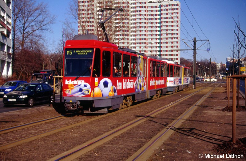 Bild: 6086 als Linie M5 vor der Haltestelle Büschingstraße.