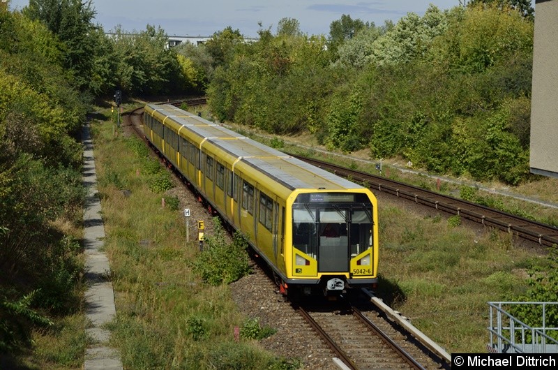 Bild: 5042 erreicht gleich den Bahnhof Kienberg.