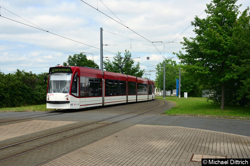 Bild: Combino 645 und 706 erreichen als Linie 2 die Endstelle Messe/ega.