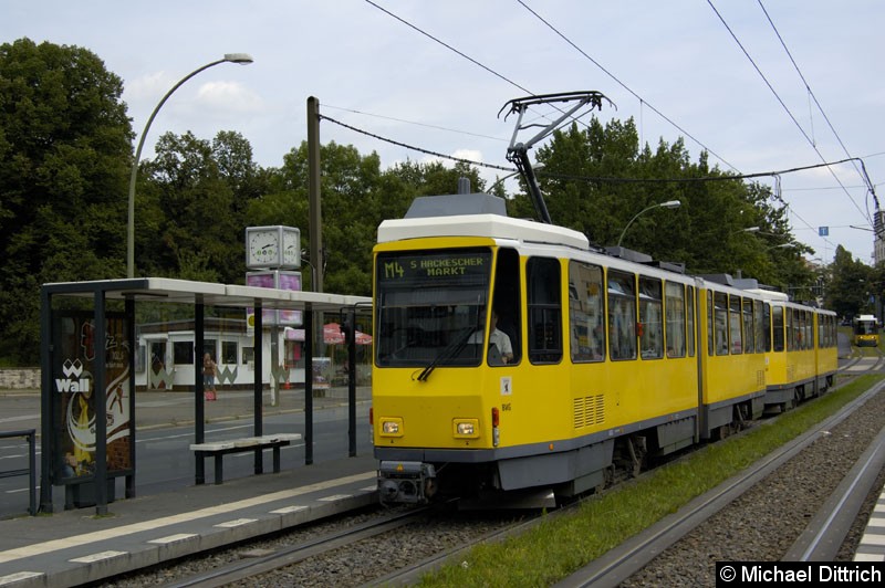 Bild: 6102 als Linie M4 an der Haltestelle Platz der Vereinten Nationen.