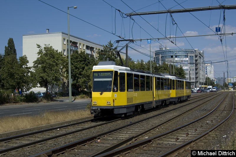 Bild: 6152 als Linie M8 kurz vor der Haltestelle S Landsberger Allee.