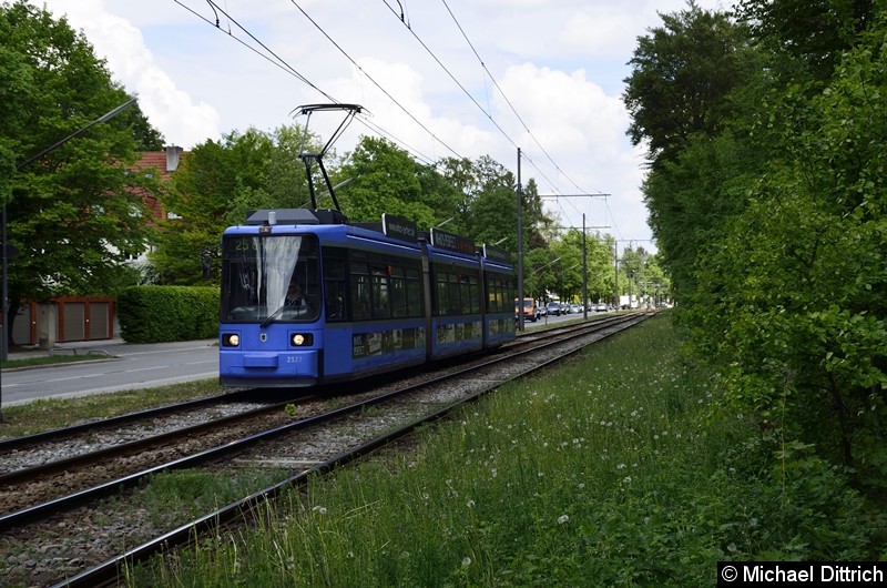Bild: 2127 als Linie 25 zwischen den Haltestellen Klinikum Harlaching und Menterschwaige.