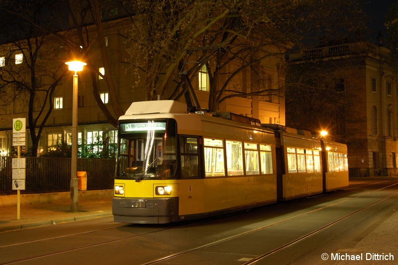 Bild: 1006 als Linie M1 an der Haltestelle Am Kupfergraben.