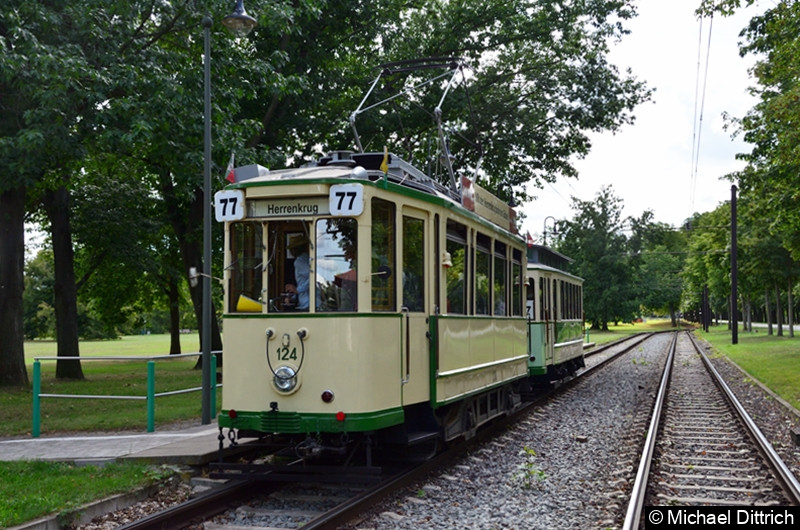 Bild: Der historische Triebwagen 124 und sein Beiwagen 300 in der Endhaltestelle Herrenkrug.