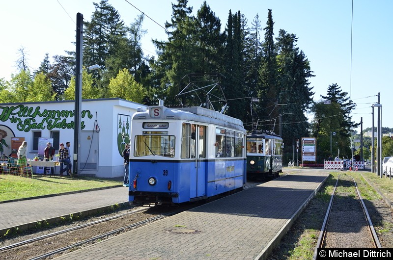 Bild: Wagen 39 stand ebenfalls in Bad Tabarz und konnte da besichtigt werden. Der Wagen 23 hinter dem Wagen.