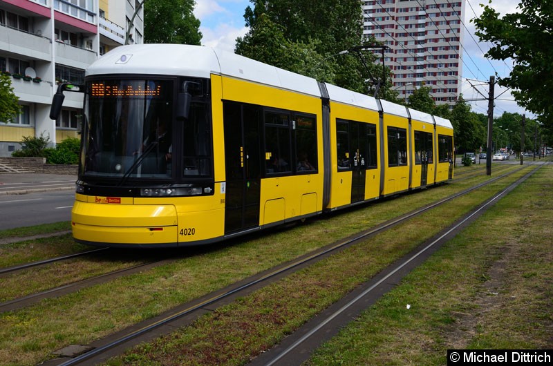 Bild: 4020 als Linie M8 kurz vor der Haltestelle Büschingstr.