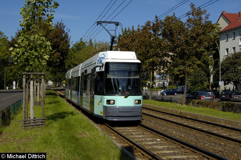 Bild: 2043 als Linie M10 vor der Haltestelle Landsberger Allee/Petersburger Straße.