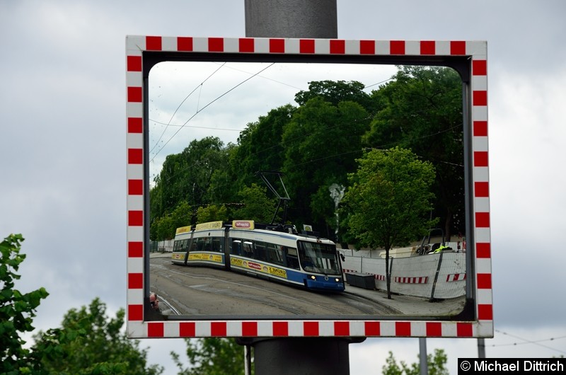Bild: Spieglein, Spieglein am Mast, wie heißt die Bahn da? 
Das ist der R2.2 2115 an der Endstelle U Westfriedhof.