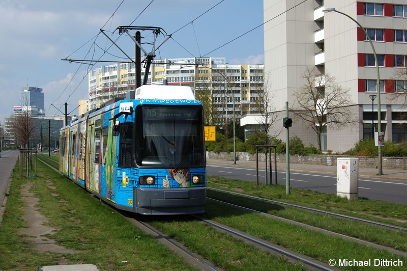 Bild: 1042 als Linie M5 vor der Haltestelle Platz der Vereinten Nationen.