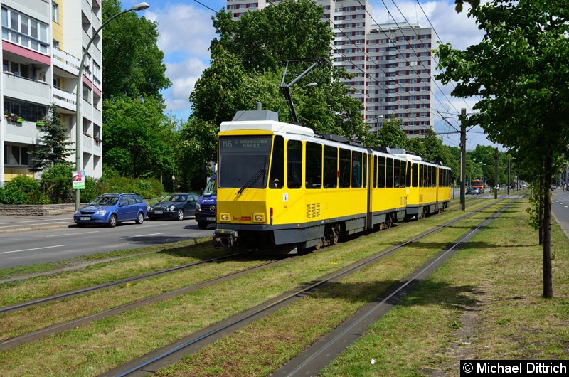 Bild: 6059 + 6143 als Linie M6 kurz vor der Haltestelle Büschingstr.