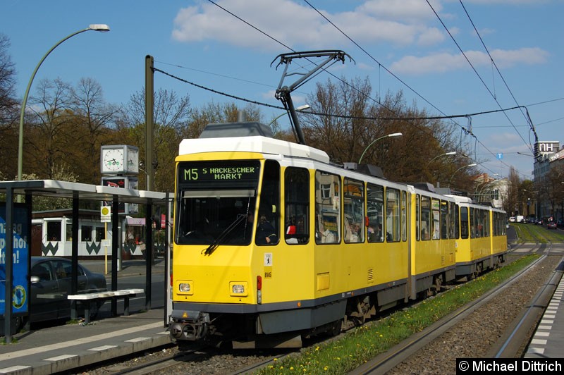 Bild: 7033 als Linie M5 an der Haltestelle Platz der Vereinten Nationen.