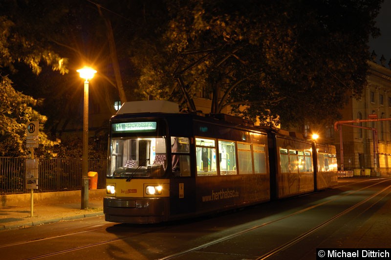 Bild: 1099 als Linie M1 an der Haltestelle Am Kupfergraben.