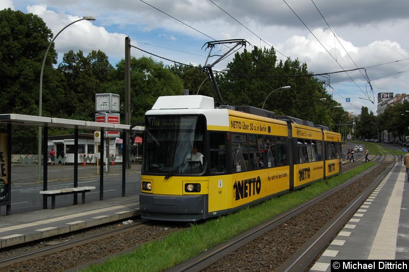 Bild: 1100 als Linie M6 an der Haltestelle Platz der Vereinten Nationen.
