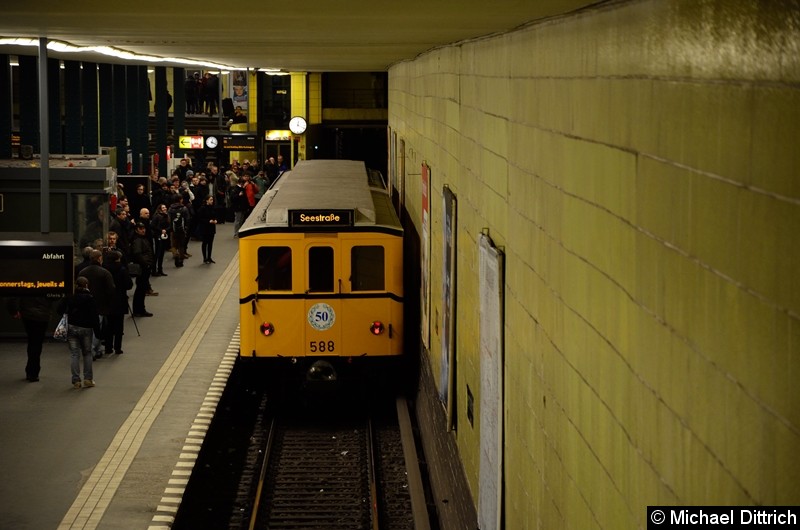 Bild: 588 als Sonderfahrt im Bahnhof Tempelhof.