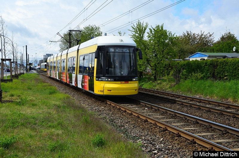 Bild: 9008 als Linie M6 zwischen den Haltestellen Landsberger Allee/Rhinstr. und Dingelstädter Str.
