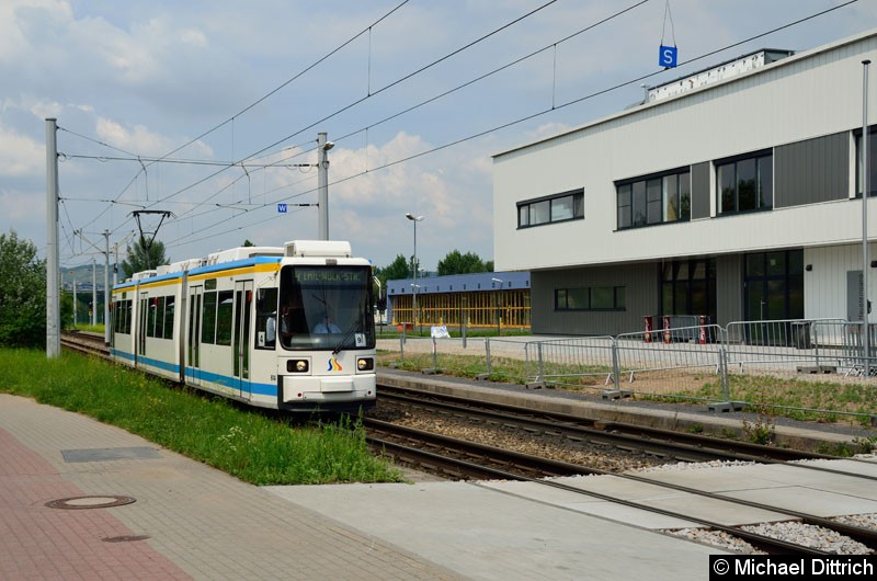 Bild: Wagen 614 als Linie 4 kurz vor der Haltestelle Sparkassen-Arena.