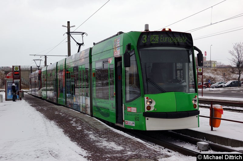 Bild: Combino 632 und 704 als Linie 3 an der Haltestelle Urbicher Kreuz.