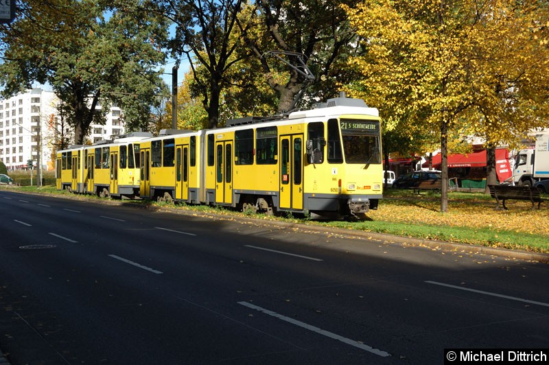 Bild: 6050 + 6080 als Linie 21 zwischen den Haltestellen Bersarinplatz und U Frankfurter Tor.