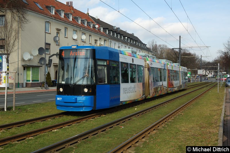 Bild: 3077 als Linie 4 zwischen den Haltestellen Huckelriede und Sielhof.