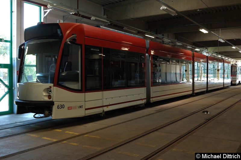 Bild: Abgestellt und ohne Fahrwerke ist der Combino 630 in der Halle.
