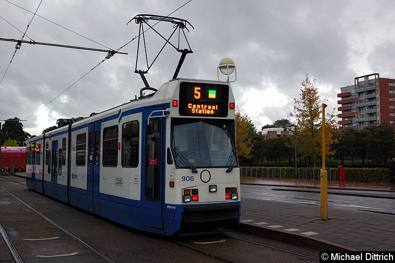 Bild: Diese Endstelle ist die einzige die keine Wendeschleife hat.
Hier steht der Wagen 906 an selbiger und wartet auf seine Abfahrt.