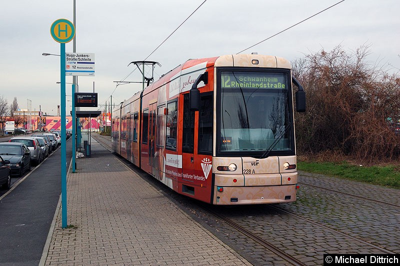 Bild: 228 als Linie 12 an der Haltestelle Hugo-Junkers-Str./Schleife.