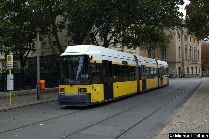 Bild: 2037 als Linie M1 in der Haltestelle Am Kupfergraben.