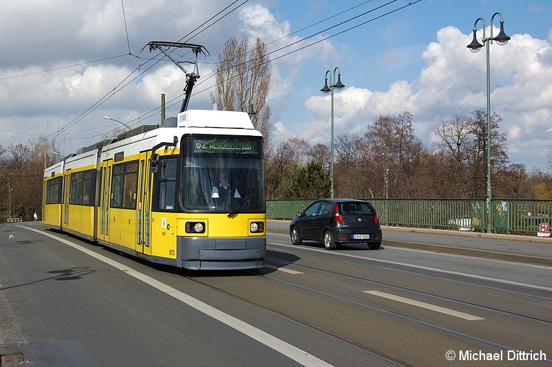 Bild: 1073 als Linie 62 auf der Dammbrücke.