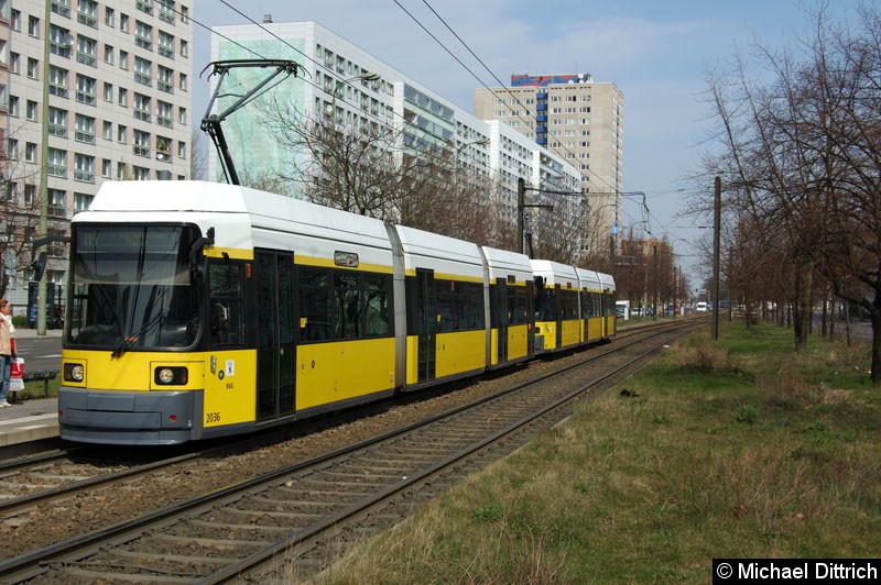 Bild: 2036 mit 2027 als Linie M4 in der Haltestelle Mollstraße/Otto-Braun-Straße.