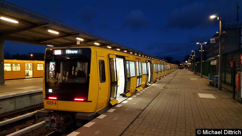 Bild: 1029 als Linie U5 in Hönow kurz nach der Ankunft.