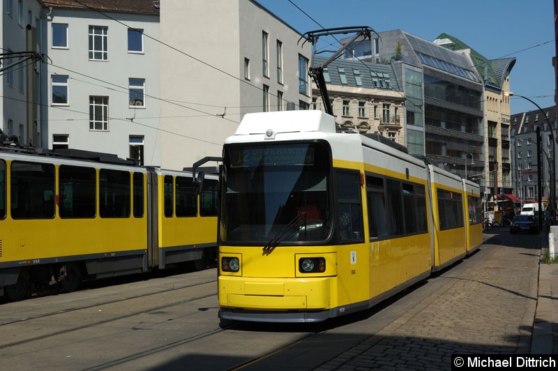 Bild: 1028 als Linie 12 in der Großen Präsidentenstraße. Ziel: U-Bahnhof Naturkundemuseum.