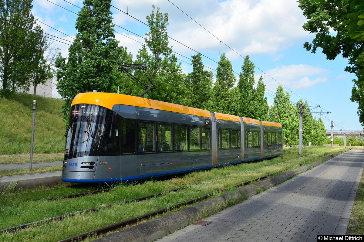 Bild: 1025 als Linie 16 zwischen den Haltestellen Messe und S Messe.