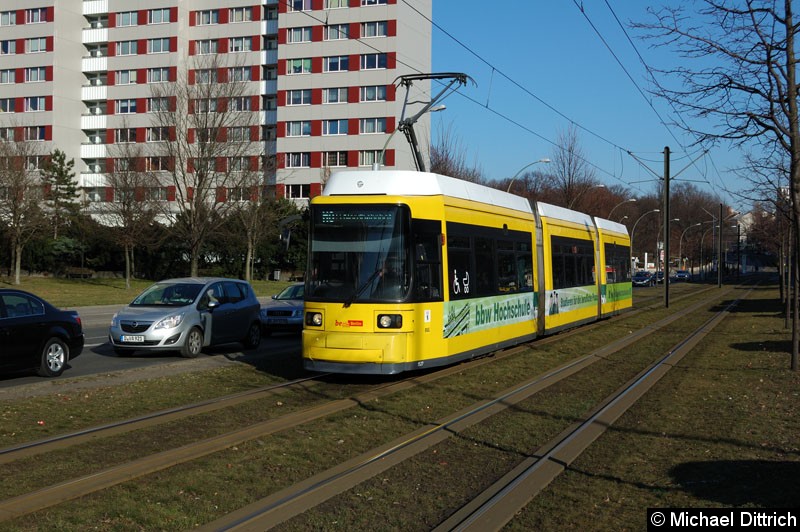 Bild: 1527 als Linie M8 zwischen den Haltestellen Platz der Vereinten Nationen und Büschingstr.