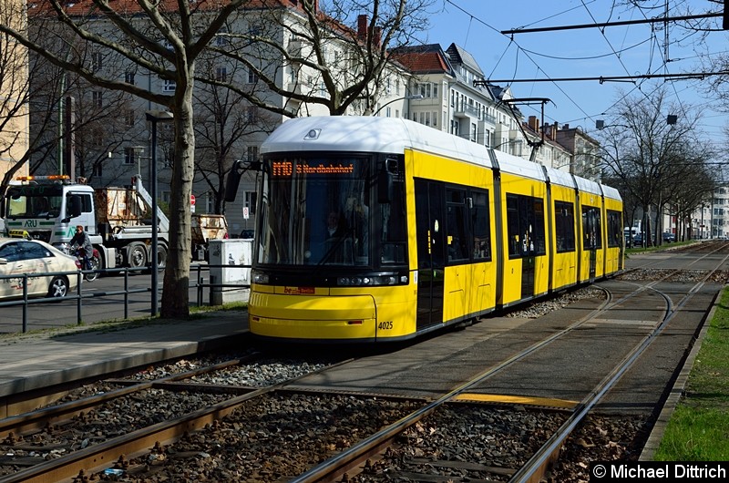 Bild: 4025 als Linie M10 an der Haltestelle Arnswalder Platz.