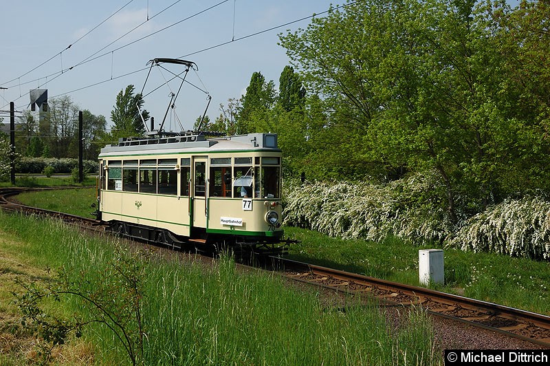 Bild: Wagen 70 als Linie 77 anlässlich 30 Jahre Strecke nach Olvenstedt: Hier in der Wendeschleife Olvenstedt.
