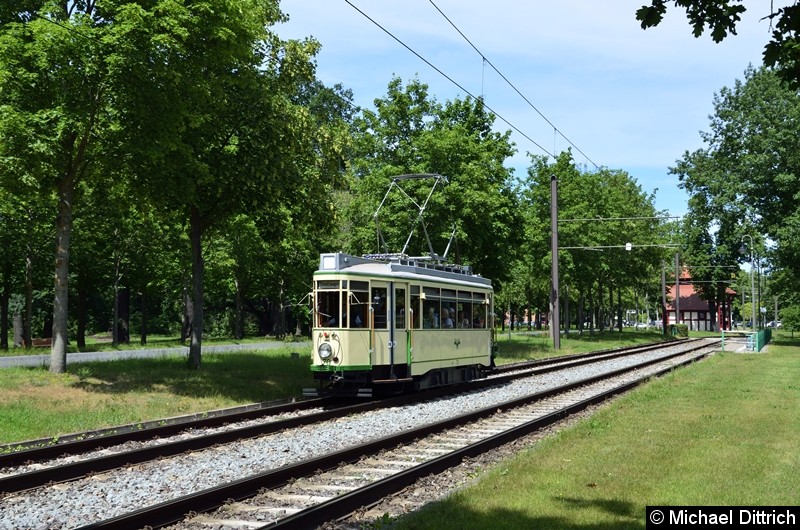 Der historische Triebwagen 70 bei seiner Abreise in Herrenkrug. Im Hintergrund das berühmte Wartehäuschen der Endstelle.